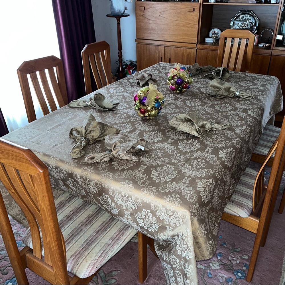 Gold table cloth, 112x60 inches with 8 napkins.